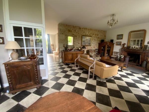 ANCIEN PRESBYTERE SUR 2 HECTARES DE TERRAIN