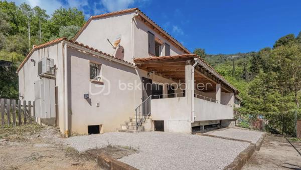 - SOUS COMPROMIS - 
Située dans un cadre paisible et verdoyant, cette charmante maison mitoyenne de 112m2 est idéale pour une famille en quête de tranquillité et de confort. Nichée dans un environnement naturel, elle offre une superbe vue dégagée sur la forêt.

La maison se compose, au rez-de-chaussée, d’un hall d’entrée, d’une chambre spacieuse, d’une cuisine ouverte sur un salon lumineux donnant accès à une terrasse couverte de plus de 26m2, d’une salle de douche avec toilette et d'un garage aménagé en buanderie de 16m2?
À l’étage, vous trouverez un espace de rangement avec placard, un toilette indépendant, trois chambres de 13 m2 ainsi qu’une grande salle de bain.

À l’extérieur, vous bénéficierez d’un terrain en jouissance d’environ 1500 m², parfait pour profiter de la nature. Deux emplacements de stationnement privatifs complètent ce bien.

Les plus : calme absolu, vue dégagée, fenêtres à galandage, fenêtres et volets en alu, fenêtres dans les chambres équipées de moustiquaires, climatisation réversible dans toutes les pièces...

Ce bien représente une belle opportunité pour une vie de famille sereine, dans un environnement calme, verdoyant et agréable à vivre.