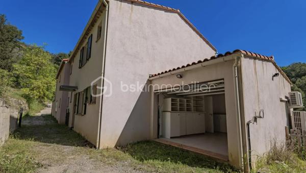 - SOUS COMPROMIS - 
Située dans un cadre paisible et verdoyant, cette charmante maison mitoyenne de 112m2 est idéale pour une famille en quête de tranquillité et de confort. Nichée dans un environnement naturel, elle offre une superbe vue dégagée sur la forêt.

La maison se compose, au rez-de-chaussée, d’un hall d’entrée, d’une chambre spacieuse, d’une cuisine ouverte sur un salon lumineux donnant accès à une terrasse couverte de plus de 26m2, d’une salle de douche avec toilette et d'un garage aménagé en buanderie de 16m2?
À l’étage, vous trouverez un espace de rangement avec placard, un toilette indépendant, trois chambres de 13 m2 ainsi qu’une grande salle de bain.

À l’extérieur, vous bénéficierez d’un terrain en jouissance d’environ 1500 m², parfait pour profiter de la nature. Deux emplacements de stationnement privatifs complètent ce bien.

Les plus : calme absolu, vue dégagée, fenêtres à galandage, fenêtres et volets en alu, fenêtres dans les chambres équipées de moustiquaires, climatisation réversible dans toutes les pièces...

Ce bien représente une belle opportunité pour une vie de famille sereine, dans un environnement calme, verdoyant et agréable à vivre.