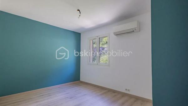 - SOUS COMPROMIS - 
Située dans un cadre paisible et verdoyant, cette charmante maison mitoyenne de 112m2 est idéale pour une famille en quête de tranquillité et de confort. Nichée dans un environnement naturel, elle offre une superbe vue dégagée sur la forêt.

La maison se compose, au rez-de-chaussée, d’un hall d’entrée, d’une chambre spacieuse, d’une cuisine ouverte sur un salon lumineux donnant accès à une terrasse couverte de plus de 26m2, d’une salle de douche avec toilette et d'un garage aménagé en buanderie de 16m2?
À l’étage, vous trouverez un espace de rangement avec placard, un toilette indépendant, trois chambres de 13 m2 ainsi qu’une grande salle de bain.

À l’extérieur, vous bénéficierez d’un terrain en jouissance d’environ 1500 m², parfait pour profiter de la nature. Deux emplacements de stationnement privatifs complètent ce bien.

Les plus : calme absolu, vue dégagée, fenêtres à galandage, fenêtres et volets en alu, fenêtres dans les chambres équipées de moustiquaires, climatisation réversible dans toutes les pièces...

Ce bien représente une belle opportunité pour une vie de famille sereine, dans un environnement calme, verdoyant et agréable à vivre.