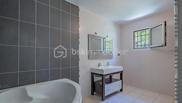 - SOUS COMPROMIS - 
Située dans un cadre paisible et verdoyant, cette charmante maison mitoyenne de 112m2 est idéale pour une famille en quête de tranquillité et de confort. Nichée dans un environnement naturel, elle offre une superbe vue dégagée sur la forêt.

La maison se compose, au rez-de-chaussée, d’un hall d’entrée, d’une chambre spacieuse, d’une cuisine ouverte sur un salon lumineux donnant accès à une terrasse couverte de plus de 26m2, d’une salle de douche avec toilette et d'un garage aménagé en buanderie de 16m2?
À l’étage, vous trouverez un espace de rangement avec placard, un toilette indépendant, trois chambres de 13 m2 ainsi qu’une grande salle de bain.

À l’extérieur, vous bénéficierez d’un terrain en jouissance d’environ 1500 m², parfait pour profiter de la nature. Deux emplacements de stationnement privatifs complètent ce bien.

Les plus : calme absolu, vue dégagée, fenêtres à galandage, fenêtres et volets en alu, fenêtres dans les chambres équipées de moustiquaires, climatisation réversible dans toutes les pièces...

Ce bien représente une belle opportunité pour une vie de famille sereine, dans un environnement calme, verdoyant et agréable à vivre.