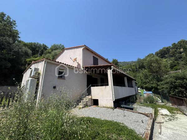 - SOUS COMPROMIS - 
Située dans un cadre paisible et verdoyant, cette charmante maison mitoyenne de 112m2 est idéale pour une famille en quête de tranquillité et de confort. Nichée dans un environnement naturel, elle offre une superbe vue dégagée sur la forêt.

La maison se compose, au rez-de-chaussée, d’un hall d’entrée, d’une chambre spacieuse, d’une cuisine ouverte sur un salon lumineux donnant accès à une terrasse couverte de plus de 26m2, d’une salle de douche avec toilette et d'un garage aménagé en buanderie de 16m2?
À l’étage, vous trouverez un espace de rangement avec placard, un toilette indépendant, trois chambres de 13 m2 ainsi qu’une grande salle de bain.

À l’extérieur, vous bénéficierez d’un terrain en jouissance d’environ 1500 m², parfait pour profiter de la nature. Deux emplacements de stationnement privatifs complètent ce bien.

Les plus : calme absolu, vue dégagée, fenêtres à galandage, fenêtres et volets en alu, fenêtres dans les chambres équipées de moustiquaires, climatisation réversible dans toutes les pièces...

Ce bien représente une belle opportunité pour une vie de famille sereine, dans un environnement calme, verdoyant et agréable à vivre.