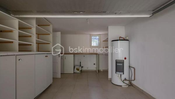 - SOUS COMPROMIS - 
Située dans un cadre paisible et verdoyant, cette charmante maison mitoyenne de 112m2 est idéale pour une famille en quête de tranquillité et de confort. Nichée dans un environnement naturel, elle offre une superbe vue dégagée sur la forêt.

La maison se compose, au rez-de-chaussée, d’un hall d’entrée, d’une chambre spacieuse, d’une cuisine ouverte sur un salon lumineux donnant accès à une terrasse couverte de plus de 26m2, d’une salle de douche avec toilette et d'un garage aménagé en buanderie de 16m2?
À l’étage, vous trouverez un espace de rangement avec placard, un toilette indépendant, trois chambres de 13 m2 ainsi qu’une grande salle de bain.

À l’extérieur, vous bénéficierez d’un terrain en jouissance d’environ 1500 m², parfait pour profiter de la nature. Deux emplacements de stationnement privatifs complètent ce bien.

Les plus : calme absolu, vue dégagée, fenêtres à galandage, fenêtres et volets en alu, fenêtres dans les chambres équipées de moustiquaires, climatisation réversible dans toutes les pièces...

Ce bien représente une belle opportunité pour une vie de famille sereine, dans un environnement calme, verdoyant et agréable à vivre.