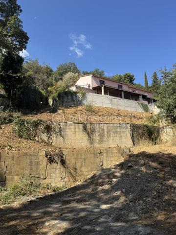 - SOUS COMPROMIS - 
Située dans un cadre paisible et verdoyant, cette charmante maison mitoyenne de 112m2 est idéale pour une famille en quête de tranquillité et de confort. Nichée dans un environnement naturel, elle offre une superbe vue dégagée sur la forêt.

La maison se compose, au rez-de-chaussée, d’un hall d’entrée, d’une chambre spacieuse, d’une cuisine ouverte sur un salon lumineux donnant accès à une terrasse couverte de plus de 26m2, d’une salle de douche avec toilette et d'un garage aménagé en buanderie de 16m2?
À l’étage, vous trouverez un espace de rangement avec placard, un toilette indépendant, trois chambres de 13 m2 ainsi qu’une grande salle de bain.

À l’extérieur, vous bénéficierez d’un terrain en jouissance d’environ 1500 m², parfait pour profiter de la nature. Deux emplacements de stationnement privatifs complètent ce bien.

Les plus : calme absolu, vue dégagée, fenêtres à galandage, fenêtres et volets en alu, fenêtres dans les chambres équipées de moustiquaires, climatisation réversible dans toutes les pièces...

Ce bien représente une belle opportunité pour une vie de famille sereine, dans un environnement calme, verdoyant et agréable à vivre.