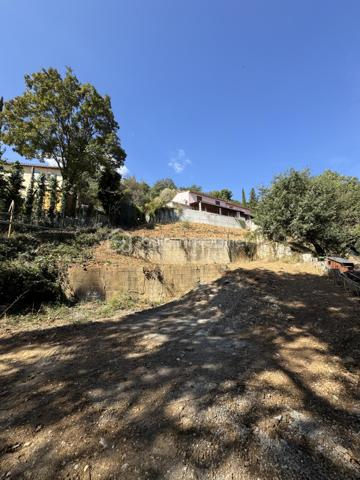 - SOUS COMPROMIS - 
Située dans un cadre paisible et verdoyant, cette charmante maison mitoyenne de 112m2 est idéale pour une famille en quête de tranquillité et de confort. Nichée dans un environnement naturel, elle offre une superbe vue dégagée sur la forêt.

La maison se compose, au rez-de-chaussée, d’un hall d’entrée, d’une chambre spacieuse, d’une cuisine ouverte sur un salon lumineux donnant accès à une terrasse couverte de plus de 26m2, d’une salle de douche avec toilette et d'un garage aménagé en buanderie de 16m2?
À l’étage, vous trouverez un espace de rangement avec placard, un toilette indépendant, trois chambres de 13 m2 ainsi qu’une grande salle de bain.

À l’extérieur, vous bénéficierez d’un terrain en jouissance d’environ 1500 m², parfait pour profiter de la nature. Deux emplacements de stationnement privatifs complètent ce bien.

Les plus : calme absolu, vue dégagée, fenêtres à galandage, fenêtres et volets en alu, fenêtres dans les chambres équipées de moustiquaires, climatisation réversible dans toutes les pièces...

Ce bien représente une belle opportunité pour une vie de famille sereine, dans un environnement calme, verdoyant et agréable à vivre.