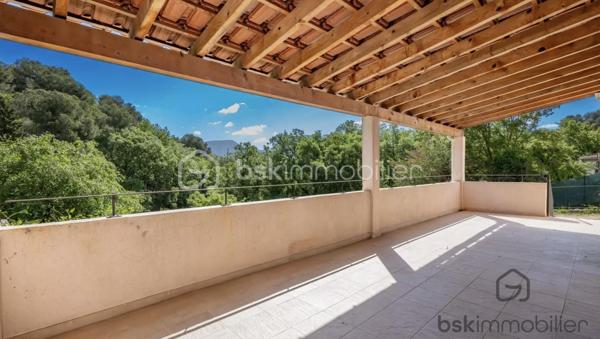 - SOUS COMPROMIS - 
Située dans un cadre paisible et verdoyant, cette charmante maison mitoyenne de 112m2 est idéale pour une famille en quête de tranquillité et de confort. Nichée dans un environnement naturel, elle offre une superbe vue dégagée sur la forêt.

La maison se compose, au rez-de-chaussée, d’un hall d’entrée, d’une chambre spacieuse, d’une cuisine ouverte sur un salon lumineux donnant accès à une terrasse couverte de plus de 26m2, d’une salle de douche avec toilette et d'un garage aménagé en buanderie de 16m2?
À l’étage, vous trouverez un espace de rangement avec placard, un toilette indépendant, trois chambres de 13 m2 ainsi qu’une grande salle de bain.

À l’extérieur, vous bénéficierez d’un terrain en jouissance d’environ 1500 m², parfait pour profiter de la nature. Deux emplacements de stationnement privatifs complètent ce bien.

Les plus : calme absolu, vue dégagée, fenêtres à galandage, fenêtres et volets en alu, fenêtres dans les chambres équipées de moustiquaires, climatisation réversible dans toutes les pièces...

Ce bien représente une belle opportunité pour une vie de famille sereine, dans un environnement calme, verdoyant et agréable à vivre.