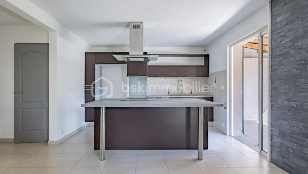 - SOUS COMPROMIS - 
Située dans un cadre paisible et verdoyant, cette charmante maison mitoyenne de 112m2 est idéale pour une famille en quête de tranquillité et de confort. Nichée dans un environnement naturel, elle offre une superbe vue dégagée sur la forêt.

La maison se compose, au rez-de-chaussée, d’un hall d’entrée, d’une chambre spacieuse, d’une cuisine ouverte sur un salon lumineux donnant accès à une terrasse couverte de plus de 26m2, d’une salle de douche avec toilette et d'un garage aménagé en buanderie de 16m2?
À l’étage, vous trouverez un espace de rangement avec placard, un toilette indépendant, trois chambres de 13 m2 ainsi qu’une grande salle de bain.

À l’extérieur, vous bénéficierez d’un terrain en jouissance d’environ 1500 m², parfait pour profiter de la nature. Deux emplacements de stationnement privatifs complètent ce bien.

Les plus : calme absolu, vue dégagée, fenêtres à galandage, fenêtres et volets en alu, fenêtres dans les chambres équipées de moustiquaires, climatisation réversible dans toutes les pièces...

Ce bien représente une belle opportunité pour une vie de famille sereine, dans un environnement calme, verdoyant et agréable à vivre.