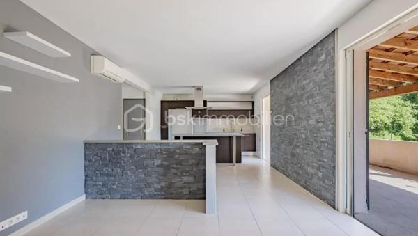 - SOUS COMPROMIS - 
Située dans un cadre paisible et verdoyant, cette charmante maison mitoyenne de 112m2 est idéale pour une famille en quête de tranquillité et de confort. Nichée dans un environnement naturel, elle offre une superbe vue dégagée sur la forêt.

La maison se compose, au rez-de-chaussée, d’un hall d’entrée, d’une chambre spacieuse, d’une cuisine ouverte sur un salon lumineux donnant accès à une terrasse couverte de plus de 26m2, d’une salle de douche avec toilette et d'un garage aménagé en buanderie de 16m2?
À l’étage, vous trouverez un espace de rangement avec placard, un toilette indépendant, trois chambres de 13 m2 ainsi qu’une grande salle de bain.

À l’extérieur, vous bénéficierez d’un terrain en jouissance d’environ 1500 m², parfait pour profiter de la nature. Deux emplacements de stationnement privatifs complètent ce bien.

Les plus : calme absolu, vue dégagée, fenêtres à galandage, fenêtres et volets en alu, fenêtres dans les chambres équipées de moustiquaires, climatisation réversible dans toutes les pièces...

Ce bien représente une belle opportunité pour une vie de famille sereine, dans un environnement calme, verdoyant et agréable à vivre.