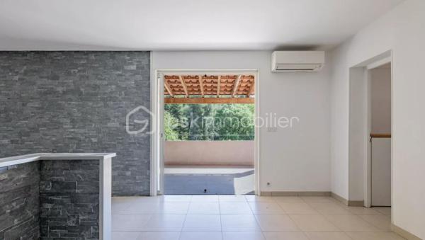 - SOUS COMPROMIS - 
Située dans un cadre paisible et verdoyant, cette charmante maison mitoyenne de 112m2 est idéale pour une famille en quête de tranquillité et de confort. Nichée dans un environnement naturel, elle offre une superbe vue dégagée sur la forêt.

La maison se compose, au rez-de-chaussée, d’un hall d’entrée, d’une chambre spacieuse, d’une cuisine ouverte sur un salon lumineux donnant accès à une terrasse couverte de plus de 26m2, d’une salle de douche avec toilette et d'un garage aménagé en buanderie de 16m2?
À l’étage, vous trouverez un espace de rangement avec placard, un toilette indépendant, trois chambres de 13 m2 ainsi qu’une grande salle de bain.

À l’extérieur, vous bénéficierez d’un terrain en jouissance d’environ 1500 m², parfait pour profiter de la nature. Deux emplacements de stationnement privatifs complètent ce bien.

Les plus : calme absolu, vue dégagée, fenêtres à galandage, fenêtres et volets en alu, fenêtres dans les chambres équipées de moustiquaires, climatisation réversible dans toutes les pièces...

Ce bien représente une belle opportunité pour une vie de famille sereine, dans un environnement calme, verdoyant et agréable à vivre.