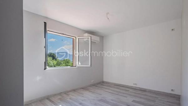 - SOUS COMPROMIS - 
Située dans un cadre paisible et verdoyant, cette charmante maison mitoyenne de 112m2 est idéale pour une famille en quête de tranquillité et de confort. Nichée dans un environnement naturel, elle offre une superbe vue dégagée sur la forêt.

La maison se compose, au rez-de-chaussée, d’un hall d’entrée, d’une chambre spacieuse, d’une cuisine ouverte sur un salon lumineux donnant accès à une terrasse couverte de plus de 26m2, d’une salle de douche avec toilette et d'un garage aménagé en buanderie de 16m2?
À l’étage, vous trouverez un espace de rangement avec placard, un toilette indépendant, trois chambres de 13 m2 ainsi qu’une grande salle de bain.

À l’extérieur, vous bénéficierez d’un terrain en jouissance d’environ 1500 m², parfait pour profiter de la nature. Deux emplacements de stationnement privatifs complètent ce bien.

Les plus : calme absolu, vue dégagée, fenêtres à galandage, fenêtres et volets en alu, fenêtres dans les chambres équipées de moustiquaires, climatisation réversible dans toutes les pièces...

Ce bien représente une belle opportunité pour une vie de famille sereine, dans un environnement calme, verdoyant et agréable à vivre.