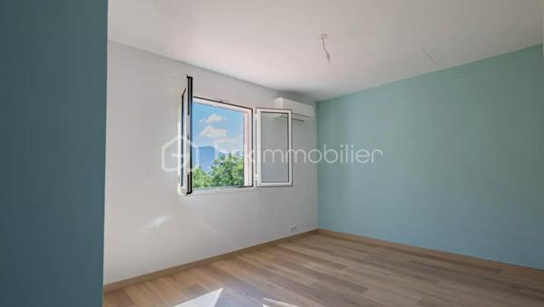 - SOUS COMPROMIS - 
Située dans un cadre paisible et verdoyant, cette charmante maison mitoyenne de 112m2 est idéale pour une famille en quête de tranquillité et de confort. Nichée dans un environnement naturel, elle offre une superbe vue dégagée sur la forêt.

La maison se compose, au rez-de-chaussée, d’un hall d’entrée, d’une chambre spacieuse, d’une cuisine ouverte sur un salon lumineux donnant accès à une terrasse couverte de plus de 26m2, d’une salle de douche avec toilette et d'un garage aménagé en buanderie de 16m2?
À l’étage, vous trouverez un espace de rangement avec placard, un toilette indépendant, trois chambres de 13 m2 ainsi qu’une grande salle de bain.

À l’extérieur, vous bénéficierez d’un terrain en jouissance d’environ 1500 m², parfait pour profiter de la nature. Deux emplacements de stationnement privatifs complètent ce bien.

Les plus : calme absolu, vue dégagée, fenêtres à galandage, fenêtres et volets en alu, fenêtres dans les chambres équipées de moustiquaires, climatisation réversible dans toutes les pièces...

Ce bien représente une belle opportunité pour une vie de famille sereine, dans un environnement calme, verdoyant et agréable à vivre.