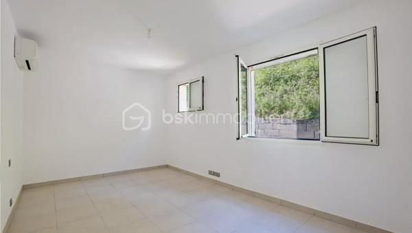 - SOUS COMPROMIS - 
Située dans un cadre paisible et verdoyant, cette charmante maison mitoyenne de 112m2 est idéale pour une famille en quête de tranquillité et de confort. Nichée dans un environnement naturel, elle offre une superbe vue dégagée sur la forêt.

La maison se compose, au rez-de-chaussée, d’un hall d’entrée, d’une chambre spacieuse, d’une cuisine ouverte sur un salon lumineux donnant accès à une terrasse couverte de plus de 26m2, d’une salle de douche avec toilette et d'un garage aménagé en buanderie de 16m2?
À l’étage, vous trouverez un espace de rangement avec placard, un toilette indépendant, trois chambres de 13 m2 ainsi qu’une grande salle de bain.

À l’extérieur, vous bénéficierez d’un terrain en jouissance d’environ 1500 m², parfait pour profiter de la nature. Deux emplacements de stationnement privatifs complètent ce bien.

Les plus : calme absolu, vue dégagée, fenêtres à galandage, fenêtres et volets en alu, fenêtres dans les chambres équipées de moustiquaires, climatisation réversible dans toutes les pièces...

Ce bien représente une belle opportunité pour une vie de famille sereine, dans un environnement calme, verdoyant et agréable à vivre.