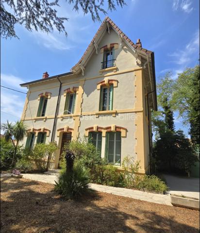 Maison de ville bourgeoise de caractère – Élégance, prestige et confort moderne.
Situé à Montélimar au prix de :

740 000 €
NET VENDEUR 

Laissez-vous séduire par cette somptueuse maison de ville de style bourgeois, datant de la fin du XIXᵉ – début du XXᵉ siècle, où le charme de l'ancien rencontre une rénovation haut de gamme réalisée en 2022.

Développant 277 m² habitables sur trois niveaux, cette demeure d'exception conserve tous les attributs qui font le prestige des maisons de caractère :

Hauts plafonds, magnifiques parquets d'époque, volumes généreux et superbe escalier central.

Au rez-de-chaussée, vous découvrirez une vaste pièce de vie conviviale avec une cuisine ouverte sur la salle à manger, un élégant salon ainsi qu'une chaleureuse bibliothèque, offrant un cadre de vie aussi raffiné que fonctionnel.

Les deux étages accueillent cinq chambres, chacune disposant de sa salle de bains ou salle d'eau, dont une superbe suite parentale avec dressing indépendant, idéale pour préserver confort et intimité.

Le sous-sol complète parfaitement les prestations avec un garage pour deux véhicules, une grande buanderie, un atelier et une remarquable cave à vin.

À l'extérieur, la propriété s'étend sur un magnifique terrain clos et paysagé de 1 200 m², entièrement végétalisé et richement arboré, offrant un véritable havre de paix en cœur de ville. Vous profiterez d'une splendide piscine de 12 x 6 mètres, traitée par électrolyse au sel, parfaitement intégrée dans cet environnement verdoyant.

Un bâtiment annexe d'environ 45 m², entièrement rénové récemment, vient compléter cet ensemble. Il offre de nombreuses possibilités : gîte, maison d'amis, bureau professionnel ou activité libérale.

Une propriété rare, alliant le cachet de l'ancien, des prestations contemporaines de qualité et un cadre de vie exceptionnel, idéale pour une famille en quête d'espace ou pour un projet de résidence avec activité indépendante.

À découvrir sans tarder. Coup de cœur assuré.
LES HONORAIRES SONT À LA CHARGE DE L'ACQUÉREUR : REMISE 20 000 €

Taxe Foncière : 520 €