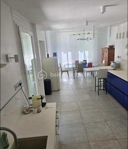 Maison de ville bourgeoise de caractère – Élégance, prestige et confort moderne.
Situé à Montélimar au prix de :

740 000 €
NET VENDEUR 

Laissez-vous séduire par cette somptueuse maison de ville de style bourgeois, datant de la fin du XIXᵉ – début du XXᵉ siècle, où le charme de l'ancien rencontre une rénovation haut de gamme réalisée en 2022.

Développant 277 m² habitables sur trois niveaux, cette demeure d'exception conserve tous les attributs qui font le prestige des maisons de caractère :

Hauts plafonds, magnifiques parquets d'époque, volumes généreux et superbe escalier central.

Au rez-de-chaussée, vous découvrirez une vaste pièce de vie conviviale avec une cuisine ouverte sur la salle à manger, un élégant salon ainsi qu'une chaleureuse bibliothèque, offrant un cadre de vie aussi raffiné que fonctionnel.

Les deux étages accueillent cinq chambres, chacune disposant de sa salle de bains ou salle d'eau, dont une superbe suite parentale avec dressing indépendant, idéale pour préserver confort et intimité.

Le sous-sol complète parfaitement les prestations avec un garage pour deux véhicules, une grande buanderie, un atelier et une remarquable cave à vin.

À l'extérieur, la propriété s'étend sur un magnifique terrain clos et paysagé de 1 200 m², entièrement végétalisé et richement arboré, offrant un véritable havre de paix en cœur de ville. Vous profiterez d'une splendide piscine de 12 x 6 mètres, traitée par électrolyse au sel, parfaitement intégrée dans cet environnement verdoyant.

Un bâtiment annexe d'environ 45 m², entièrement rénové récemment, vient compléter cet ensemble. Il offre de nombreuses possibilités : gîte, maison d'amis, bureau professionnel ou activité libérale.

Une propriété rare, alliant le cachet de l'ancien, des prestations contemporaines de qualité et un cadre de vie exceptionnel, idéale pour une famille en quête d'espace ou pour un projet de résidence avec activité indépendante.

À découvrir sans tarder. Coup de cœur assuré.
LES HONORAIRES SONT À LA CHARGE DE L'ACQUÉREUR : REMISE 20 000 €

Taxe Foncière : 520 €