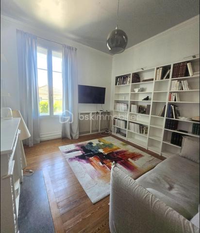 Maison de ville bourgeoise de caractère – Élégance, prestige et confort moderne.
Situé à Montélimar au prix de :

740 000 €
NET VENDEUR 

Laissez-vous séduire par cette somptueuse maison de ville de style bourgeois, datant de la fin du XIXᵉ – début du XXᵉ siècle, où le charme de l'ancien rencontre une rénovation haut de gamme réalisée en 2022.

Développant 277 m² habitables sur trois niveaux, cette demeure d'exception conserve tous les attributs qui font le prestige des maisons de caractère :

Hauts plafonds, magnifiques parquets d'époque, volumes généreux et superbe escalier central.

Au rez-de-chaussée, vous découvrirez une vaste pièce de vie conviviale avec une cuisine ouverte sur la salle à manger, un élégant salon ainsi qu'une chaleureuse bibliothèque, offrant un cadre de vie aussi raffiné que fonctionnel.

Les deux étages accueillent cinq chambres, chacune disposant de sa salle de bains ou salle d'eau, dont une superbe suite parentale avec dressing indépendant, idéale pour préserver confort et intimité.

Le sous-sol complète parfaitement les prestations avec un garage pour deux véhicules, une grande buanderie, un atelier et une remarquable cave à vin.

À l'extérieur, la propriété s'étend sur un magnifique terrain clos et paysagé de 1 200 m², entièrement végétalisé et richement arboré, offrant un véritable havre de paix en cœur de ville. Vous profiterez d'une splendide piscine de 12 x 6 mètres, traitée par électrolyse au sel, parfaitement intégrée dans cet environnement verdoyant.

Un bâtiment annexe d'environ 45 m², entièrement rénové récemment, vient compléter cet ensemble. Il offre de nombreuses possibilités : gîte, maison d'amis, bureau professionnel ou activité libérale.

Une propriété rare, alliant le cachet de l'ancien, des prestations contemporaines de qualité et un cadre de vie exceptionnel, idéale pour une famille en quête d'espace ou pour un projet de résidence avec activité indépendante.

À découvrir sans tarder. Coup de cœur assuré.
LES HONORAIRES SONT À LA CHARGE DE L'ACQUÉREUR : REMISE 20 000 €

Taxe Foncière : 520 €