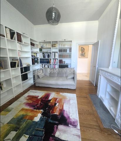 Maison de ville bourgeoise de caractère – Élégance, prestige et confort moderne.
Situé à Montélimar au prix de :

740 000 €
NET VENDEUR 

Laissez-vous séduire par cette somptueuse maison de ville de style bourgeois, datant de la fin du XIXᵉ – début du XXᵉ siècle, où le charme de l'ancien rencontre une rénovation haut de gamme réalisée en 2022.

Développant 277 m² habitables sur trois niveaux, cette demeure d'exception conserve tous les attributs qui font le prestige des maisons de caractère :

Hauts plafonds, magnifiques parquets d'époque, volumes généreux et superbe escalier central.

Au rez-de-chaussée, vous découvrirez une vaste pièce de vie conviviale avec une cuisine ouverte sur la salle à manger, un élégant salon ainsi qu'une chaleureuse bibliothèque, offrant un cadre de vie aussi raffiné que fonctionnel.

Les deux étages accueillent cinq chambres, chacune disposant de sa salle de bains ou salle d'eau, dont une superbe suite parentale avec dressing indépendant, idéale pour préserver confort et intimité.

Le sous-sol complète parfaitement les prestations avec un garage pour deux véhicules, une grande buanderie, un atelier et une remarquable cave à vin.

À l'extérieur, la propriété s'étend sur un magnifique terrain clos et paysagé de 1 200 m², entièrement végétalisé et richement arboré, offrant un véritable havre de paix en cœur de ville. Vous profiterez d'une splendide piscine de 12 x 6 mètres, traitée par électrolyse au sel, parfaitement intégrée dans cet environnement verdoyant.

Un bâtiment annexe d'environ 45 m², entièrement rénové récemment, vient compléter cet ensemble. Il offre de nombreuses possibilités : gîte, maison d'amis, bureau professionnel ou activité libérale.

Une propriété rare, alliant le cachet de l'ancien, des prestations contemporaines de qualité et un cadre de vie exceptionnel, idéale pour une famille en quête d'espace ou pour un projet de résidence avec activité indépendante.

À découvrir sans tarder. Coup de cœur assuré.
LES HONORAIRES SONT À LA CHARGE DE L'ACQUÉREUR : REMISE 20 000 €

Taxe Foncière : 520 €
