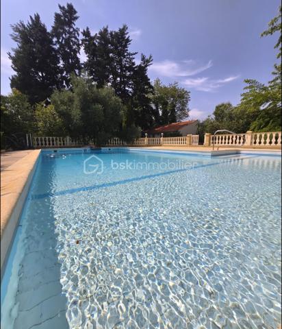 Maison de ville bourgeoise de caractère – Élégance, prestige et confort moderne.
Situé à Montélimar au prix de :

740 000 €
NET VENDEUR 

Laissez-vous séduire par cette somptueuse maison de ville de style bourgeois, datant de la fin du XIXᵉ – début du XXᵉ siècle, où le charme de l'ancien rencontre une rénovation haut de gamme réalisée en 2022.

Développant 277 m² habitables sur trois niveaux, cette demeure d'exception conserve tous les attributs qui font le prestige des maisons de caractère :

Hauts plafonds, magnifiques parquets d'époque, volumes généreux et superbe escalier central.

Au rez-de-chaussée, vous découvrirez une vaste pièce de vie conviviale avec une cuisine ouverte sur la salle à manger, un élégant salon ainsi qu'une chaleureuse bibliothèque, offrant un cadre de vie aussi raffiné que fonctionnel.

Les deux étages accueillent cinq chambres, chacune disposant de sa salle de bains ou salle d'eau, dont une superbe suite parentale avec dressing indépendant, idéale pour préserver confort et intimité.

Le sous-sol complète parfaitement les prestations avec un garage pour deux véhicules, une grande buanderie, un atelier et une remarquable cave à vin.

À l'extérieur, la propriété s'étend sur un magnifique terrain clos et paysagé de 1 200 m², entièrement végétalisé et richement arboré, offrant un véritable havre de paix en cœur de ville. Vous profiterez d'une splendide piscine de 12 x 6 mètres, traitée par électrolyse au sel, parfaitement intégrée dans cet environnement verdoyant.

Un bâtiment annexe d'environ 45 m², entièrement rénové récemment, vient compléter cet ensemble. Il offre de nombreuses possibilités : gîte, maison d'amis, bureau professionnel ou activité libérale.

Une propriété rare, alliant le cachet de l'ancien, des prestations contemporaines de qualité et un cadre de vie exceptionnel, idéale pour une famille en quête d'espace ou pour un projet de résidence avec activité indépendante.

À découvrir sans tarder. Coup de cœur assuré.
LES HONORAIRES SONT À LA CHARGE DE L'ACQUÉREUR : REMISE 20 000 €

Taxe Foncière : 520 €