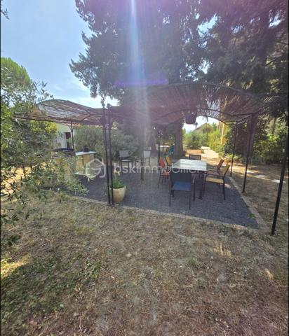 Maison de ville bourgeoise de caractère – Élégance, prestige et confort moderne.
Situé à Montélimar au prix de :

740 000 €
NET VENDEUR 

Laissez-vous séduire par cette somptueuse maison de ville de style bourgeois, datant de la fin du XIXᵉ – début du XXᵉ siècle, où le charme de l'ancien rencontre une rénovation haut de gamme réalisée en 2022.

Développant 277 m² habitables sur trois niveaux, cette demeure d'exception conserve tous les attributs qui font le prestige des maisons de caractère :

Hauts plafonds, magnifiques parquets d'époque, volumes généreux et superbe escalier central.

Au rez-de-chaussée, vous découvrirez une vaste pièce de vie conviviale avec une cuisine ouverte sur la salle à manger, un élégant salon ainsi qu'une chaleureuse bibliothèque, offrant un cadre de vie aussi raffiné que fonctionnel.

Les deux étages accueillent cinq chambres, chacune disposant de sa salle de bains ou salle d'eau, dont une superbe suite parentale avec dressing indépendant, idéale pour préserver confort et intimité.

Le sous-sol complète parfaitement les prestations avec un garage pour deux véhicules, une grande buanderie, un atelier et une remarquable cave à vin.

À l'extérieur, la propriété s'étend sur un magnifique terrain clos et paysagé de 1 200 m², entièrement végétalisé et richement arboré, offrant un véritable havre de paix en cœur de ville. Vous profiterez d'une splendide piscine de 12 x 6 mètres, traitée par électrolyse au sel, parfaitement intégrée dans cet environnement verdoyant.

Un bâtiment annexe d'environ 45 m², entièrement rénové récemment, vient compléter cet ensemble. Il offre de nombreuses possibilités : gîte, maison d'amis, bureau professionnel ou activité libérale.

Une propriété rare, alliant le cachet de l'ancien, des prestations contemporaines de qualité et un cadre de vie exceptionnel, idéale pour une famille en quête d'espace ou pour un projet de résidence avec activité indépendante.

À découvrir sans tarder. Coup de cœur assuré.
LES HONORAIRES SONT À LA CHARGE DE L'ACQUÉREUR : REMISE 20 000 €

Taxe Foncière : 520 €