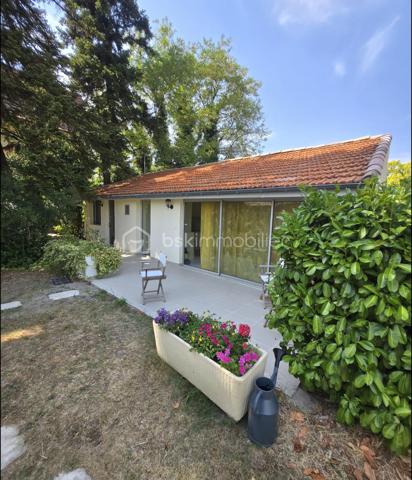 Maison de ville bourgeoise de caractère – Élégance, prestige et confort moderne.
Situé à Montélimar au prix de :

740 000 €
NET VENDEUR 

Laissez-vous séduire par cette somptueuse maison de ville de style bourgeois, datant de la fin du XIXᵉ – début du XXᵉ siècle, où le charme de l'ancien rencontre une rénovation haut de gamme réalisée en 2022.

Développant 277 m² habitables sur trois niveaux, cette demeure d'exception conserve tous les attributs qui font le prestige des maisons de caractère :

Hauts plafonds, magnifiques parquets d'époque, volumes généreux et superbe escalier central.

Au rez-de-chaussée, vous découvrirez une vaste pièce de vie conviviale avec une cuisine ouverte sur la salle à manger, un élégant salon ainsi qu'une chaleureuse bibliothèque, offrant un cadre de vie aussi raffiné que fonctionnel.

Les deux étages accueillent cinq chambres, chacune disposant de sa salle de bains ou salle d'eau, dont une superbe suite parentale avec dressing indépendant, idéale pour préserver confort et intimité.

Le sous-sol complète parfaitement les prestations avec un garage pour deux véhicules, une grande buanderie, un atelier et une remarquable cave à vin.

À l'extérieur, la propriété s'étend sur un magnifique terrain clos et paysagé de 1 200 m², entièrement végétalisé et richement arboré, offrant un véritable havre de paix en cœur de ville. Vous profiterez d'une splendide piscine de 12 x 6 mètres, traitée par électrolyse au sel, parfaitement intégrée dans cet environnement verdoyant.

Un bâtiment annexe d'environ 45 m², entièrement rénové récemment, vient compléter cet ensemble. Il offre de nombreuses possibilités : gîte, maison d'amis, bureau professionnel ou activité libérale.

Une propriété rare, alliant le cachet de l'ancien, des prestations contemporaines de qualité et un cadre de vie exceptionnel, idéale pour une famille en quête d'espace ou pour un projet de résidence avec activité indépendante.

À découvrir sans tarder. Coup de cœur assuré.
LES HONORAIRES SONT À LA CHARGE DE L'ACQUÉREUR : REMISE 20 000 €

Taxe Foncière : 520 €