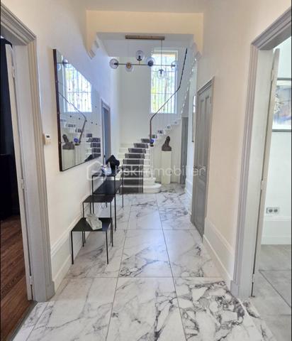 Maison de ville bourgeoise de caractère – Élégance, prestige et confort moderne.
Situé à Montélimar au prix de :

740 000 €
NET VENDEUR 

Laissez-vous séduire par cette somptueuse maison de ville de style bourgeois, datant de la fin du XIXᵉ – début du XXᵉ siècle, où le charme de l'ancien rencontre une rénovation haut de gamme réalisée en 2022.

Développant 277 m² habitables sur trois niveaux, cette demeure d'exception conserve tous les attributs qui font le prestige des maisons de caractère :

Hauts plafonds, magnifiques parquets d'époque, volumes généreux et superbe escalier central.

Au rez-de-chaussée, vous découvrirez une vaste pièce de vie conviviale avec une cuisine ouverte sur la salle à manger, un élégant salon ainsi qu'une chaleureuse bibliothèque, offrant un cadre de vie aussi raffiné que fonctionnel.

Les deux étages accueillent cinq chambres, chacune disposant de sa salle de bains ou salle d'eau, dont une superbe suite parentale avec dressing indépendant, idéale pour préserver confort et intimité.

Le sous-sol complète parfaitement les prestations avec un garage pour deux véhicules, une grande buanderie, un atelier et une remarquable cave à vin.

À l'extérieur, la propriété s'étend sur un magnifique terrain clos et paysagé de 1 200 m², entièrement végétalisé et richement arboré, offrant un véritable havre de paix en cœur de ville. Vous profiterez d'une splendide piscine de 12 x 6 mètres, traitée par électrolyse au sel, parfaitement intégrée dans cet environnement verdoyant.

Un bâtiment annexe d'environ 45 m², entièrement rénové récemment, vient compléter cet ensemble. Il offre de nombreuses possibilités : gîte, maison d'amis, bureau professionnel ou activité libérale.

Une propriété rare, alliant le cachet de l'ancien, des prestations contemporaines de qualité et un cadre de vie exceptionnel, idéale pour une famille en quête d'espace ou pour un projet de résidence avec activité indépendante.

À découvrir sans tarder. Coup de cœur assuré.
LES HONORAIRES SONT À LA CHARGE DE L'ACQUÉREUR : REMISE 20 000 €

Taxe Foncière : 520 €