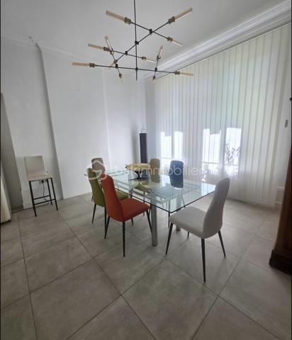 Maison de ville bourgeoise de caractère – Élégance, prestige et confort moderne.
Situé à Montélimar au prix de :

740 000 €
NET VENDEUR 

Laissez-vous séduire par cette somptueuse maison de ville de style bourgeois, datant de la fin du XIXᵉ – début du XXᵉ siècle, où le charme de l'ancien rencontre une rénovation haut de gamme réalisée en 2022.

Développant 277 m² habitables sur trois niveaux, cette demeure d'exception conserve tous les attributs qui font le prestige des maisons de caractère :

Hauts plafonds, magnifiques parquets d'époque, volumes généreux et superbe escalier central.

Au rez-de-chaussée, vous découvrirez une vaste pièce de vie conviviale avec une cuisine ouverte sur la salle à manger, un élégant salon ainsi qu'une chaleureuse bibliothèque, offrant un cadre de vie aussi raffiné que fonctionnel.

Les deux étages accueillent cinq chambres, chacune disposant de sa salle de bains ou salle d'eau, dont une superbe suite parentale avec dressing indépendant, idéale pour préserver confort et intimité.

Le sous-sol complète parfaitement les prestations avec un garage pour deux véhicules, une grande buanderie, un atelier et une remarquable cave à vin.

À l'extérieur, la propriété s'étend sur un magnifique terrain clos et paysagé de 1 200 m², entièrement végétalisé et richement arboré, offrant un véritable havre de paix en cœur de ville. Vous profiterez d'une splendide piscine de 12 x 6 mètres, traitée par électrolyse au sel, parfaitement intégrée dans cet environnement verdoyant.

Un bâtiment annexe d'environ 45 m², entièrement rénové récemment, vient compléter cet ensemble. Il offre de nombreuses possibilités : gîte, maison d'amis, bureau professionnel ou activité libérale.

Une propriété rare, alliant le cachet de l'ancien, des prestations contemporaines de qualité et un cadre de vie exceptionnel, idéale pour une famille en quête d'espace ou pour un projet de résidence avec activité indépendante.

À découvrir sans tarder. Coup de cœur assuré.
LES HONORAIRES SONT À LA CHARGE DE L'ACQUÉREUR : REMISE 20 000 €

Taxe Foncière : 520 €