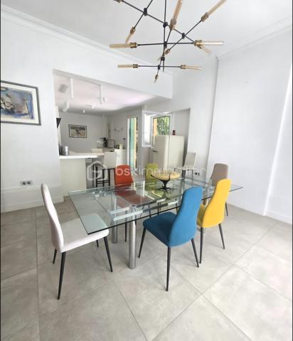 Maison de ville bourgeoise de caractère – Élégance, prestige et confort moderne.
Situé à Montélimar au prix de :

740 000 €
NET VENDEUR 

Laissez-vous séduire par cette somptueuse maison de ville de style bourgeois, datant de la fin du XIXᵉ – début du XXᵉ siècle, où le charme de l'ancien rencontre une rénovation haut de gamme réalisée en 2022.

Développant 277 m² habitables sur trois niveaux, cette demeure d'exception conserve tous les attributs qui font le prestige des maisons de caractère :

Hauts plafonds, magnifiques parquets d'époque, volumes généreux et superbe escalier central.

Au rez-de-chaussée, vous découvrirez une vaste pièce de vie conviviale avec une cuisine ouverte sur la salle à manger, un élégant salon ainsi qu'une chaleureuse bibliothèque, offrant un cadre de vie aussi raffiné que fonctionnel.

Les deux étages accueillent cinq chambres, chacune disposant de sa salle de bains ou salle d'eau, dont une superbe suite parentale avec dressing indépendant, idéale pour préserver confort et intimité.

Le sous-sol complète parfaitement les prestations avec un garage pour deux véhicules, une grande buanderie, un atelier et une remarquable cave à vin.

À l'extérieur, la propriété s'étend sur un magnifique terrain clos et paysagé de 1 200 m², entièrement végétalisé et richement arboré, offrant un véritable havre de paix en cœur de ville. Vous profiterez d'une splendide piscine de 12 x 6 mètres, traitée par électrolyse au sel, parfaitement intégrée dans cet environnement verdoyant.

Un bâtiment annexe d'environ 45 m², entièrement rénové récemment, vient compléter cet ensemble. Il offre de nombreuses possibilités : gîte, maison d'amis, bureau professionnel ou activité libérale.

Une propriété rare, alliant le cachet de l'ancien, des prestations contemporaines de qualité et un cadre de vie exceptionnel, idéale pour une famille en quête d'espace ou pour un projet de résidence avec activité indépendante.

À découvrir sans tarder. Coup de cœur assuré.
LES HONORAIRES SONT À LA CHARGE DE L'ACQUÉREUR : REMISE 20 000 €

Taxe Foncière : 520 €