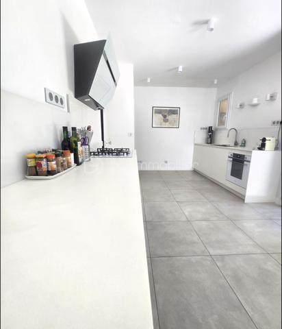Maison de ville bourgeoise de caractère – Élégance, prestige et confort moderne.
Situé à Montélimar au prix de :

740 000 €
NET VENDEUR 

Laissez-vous séduire par cette somptueuse maison de ville de style bourgeois, datant de la fin du XIXᵉ – début du XXᵉ siècle, où le charme de l'ancien rencontre une rénovation haut de gamme réalisée en 2022.

Développant 277 m² habitables sur trois niveaux, cette demeure d'exception conserve tous les attributs qui font le prestige des maisons de caractère :

Hauts plafonds, magnifiques parquets d'époque, volumes généreux et superbe escalier central.

Au rez-de-chaussée, vous découvrirez une vaste pièce de vie conviviale avec une cuisine ouverte sur la salle à manger, un élégant salon ainsi qu'une chaleureuse bibliothèque, offrant un cadre de vie aussi raffiné que fonctionnel.

Les deux étages accueillent cinq chambres, chacune disposant de sa salle de bains ou salle d'eau, dont une superbe suite parentale avec dressing indépendant, idéale pour préserver confort et intimité.

Le sous-sol complète parfaitement les prestations avec un garage pour deux véhicules, une grande buanderie, un atelier et une remarquable cave à vin.

À l'extérieur, la propriété s'étend sur un magnifique terrain clos et paysagé de 1 200 m², entièrement végétalisé et richement arboré, offrant un véritable havre de paix en cœur de ville. Vous profiterez d'une splendide piscine de 12 x 6 mètres, traitée par électrolyse au sel, parfaitement intégrée dans cet environnement verdoyant.

Un bâtiment annexe d'environ 45 m², entièrement rénové récemment, vient compléter cet ensemble. Il offre de nombreuses possibilités : gîte, maison d'amis, bureau professionnel ou activité libérale.

Une propriété rare, alliant le cachet de l'ancien, des prestations contemporaines de qualité et un cadre de vie exceptionnel, idéale pour une famille en quête d'espace ou pour un projet de résidence avec activité indépendante.

À découvrir sans tarder. Coup de cœur assuré.
LES HONORAIRES SONT À LA CHARGE DE L'ACQUÉREUR : REMISE 20 000 €

Taxe Foncière : 520 €