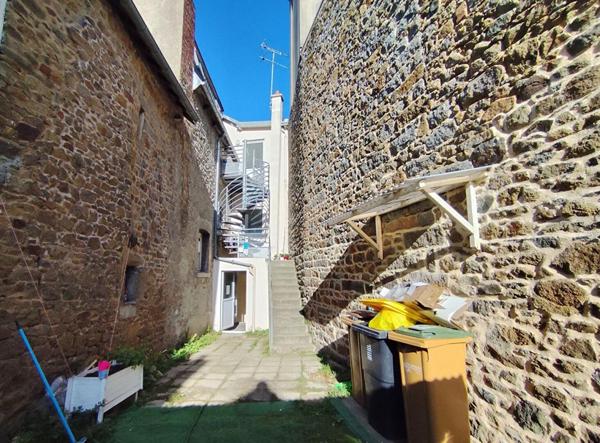 Immeuble avec local commercial et 2 appartements
