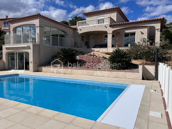 Et si votre nouvelle vie commençait face à la Méditerranée ?

À seulement 10 minutes de Leucate, découvrez cette superbe villa de 230 m², édifiée sur un terrain paysager de 1 300 m², où confort, élégance et panorama sur la mer se conjuguent à la perfection.

Aucun travaux à prévoir : il ne vous reste plus qu'à poser vos valises et profiter pleinement de ce cadre de vie privilégié.

Dès l'entrée, vous serez séduit par une spectaculaire pièce de vie de 68 m², baignée de lumière grâce à ses larges ouvertures. La cuisine contemporaine entièrement équipée, ouverte sur le séjour, crée un espace convivial idéal pour recevoir famille et amis. Cet ensemble s'ouvre directement sur une vaste terrasse avec piscine, véritable invitation à la détente, offrant une vue imprenable sur la mer.

Le rez-de-chaussée propose deux belles chambres ainsi qu'une salle de bains indépendante, permettant une vie de plain-pied particulièrement appréciée. À l'étage, deux chambres supplémentaires et une salle d'eau complètent harmonieusement l'espace nuit, offrant confort et intimité à vos proches.

À l'extérieur, tout a été pensé pour votre bien-être : jardin paysager soigneusement entretenu, garage, vaste sous-sol et stationnement pouvant accueillir deux véhicules.

Les points forts
Vue mer exceptionnelle.
Villa de 230 m² sur un terrain de 1 300 m².
Grande pièce de vie de 68 m² avec cuisine équipée.
Piscine et vaste terrasse.
Vie de plain-pied possible.
Garage, sous-sol et stationnements.
Aucun travaux à prévoir.
À seulement quelques minutes de Leucate et des plages.

Cette propriété s'adresse à une clientèle en quête d'une résidence principale ou secondaire alliant confort, sérénité et qualité de vie, dans l'un des secteurs les plus recherchés du littoral.

Pour organiser une visite et découvrir tous les atouts de cette propriété, contactez moi pour fixer un rendez vous.
