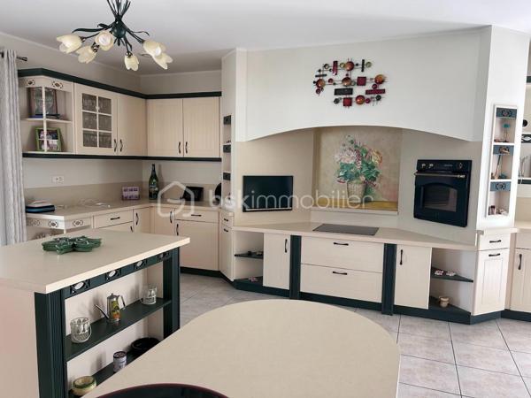 Et si votre nouvelle vie commençait face à la Méditerranée ?

À seulement 10 minutes de Leucate, découvrez cette superbe villa de 230 m², édifiée sur un terrain paysager de 1 300 m², où confort, élégance et panorama sur la mer se conjuguent à la perfection.

Aucun travaux à prévoir : il ne vous reste plus qu'à poser vos valises et profiter pleinement de ce cadre de vie privilégié.

Dès l'entrée, vous serez séduit par une spectaculaire pièce de vie de 68 m², baignée de lumière grâce à ses larges ouvertures. La cuisine contemporaine entièrement équipée, ouverte sur le séjour, crée un espace convivial idéal pour recevoir famille et amis. Cet ensemble s'ouvre directement sur une vaste terrasse avec piscine, véritable invitation à la détente, offrant une vue imprenable sur la mer.

Le rez-de-chaussée propose deux belles chambres ainsi qu'une salle de bains indépendante, permettant une vie de plain-pied particulièrement appréciée. À l'étage, deux chambres supplémentaires et une salle d'eau complètent harmonieusement l'espace nuit, offrant confort et intimité à vos proches.

À l'extérieur, tout a été pensé pour votre bien-être : jardin paysager soigneusement entretenu, garage, vaste sous-sol et stationnement pouvant accueillir deux véhicules.

Les points forts
Vue mer exceptionnelle.
Villa de 230 m² sur un terrain de 1 300 m².
Grande pièce de vie de 68 m² avec cuisine équipée.
Piscine et vaste terrasse.
Vie de plain-pied possible.
Garage, sous-sol et stationnements.
Aucun travaux à prévoir.
À seulement quelques minutes de Leucate et des plages.

Cette propriété s'adresse à une clientèle en quête d'une résidence principale ou secondaire alliant confort, sérénité et qualité de vie, dans l'un des secteurs les plus recherchés du littoral.

Pour organiser une visite et découvrir tous les atouts de cette propriété, contactez moi pour fixer un rendez vous.