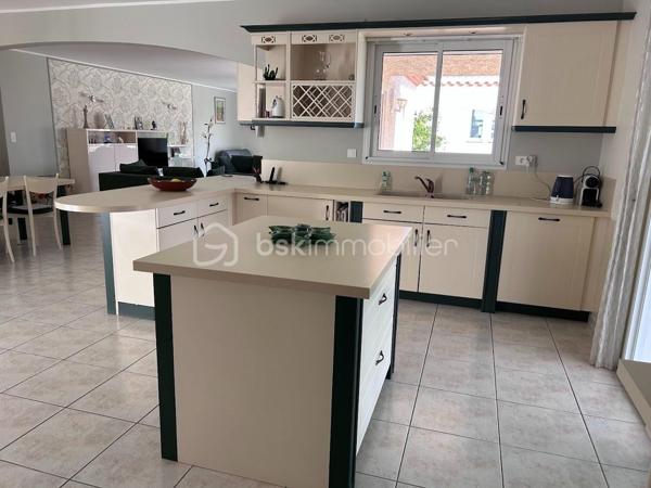 Et si votre nouvelle vie commençait face à la Méditerranée ?

À seulement 10 minutes de Leucate, découvrez cette superbe villa de 230 m², édifiée sur un terrain paysager de 1 300 m², où confort, élégance et panorama sur la mer se conjuguent à la perfection.

Aucun travaux à prévoir : il ne vous reste plus qu'à poser vos valises et profiter pleinement de ce cadre de vie privilégié.

Dès l'entrée, vous serez séduit par une spectaculaire pièce de vie de 68 m², baignée de lumière grâce à ses larges ouvertures. La cuisine contemporaine entièrement équipée, ouverte sur le séjour, crée un espace convivial idéal pour recevoir famille et amis. Cet ensemble s'ouvre directement sur une vaste terrasse avec piscine, véritable invitation à la détente, offrant une vue imprenable sur la mer.

Le rez-de-chaussée propose deux belles chambres ainsi qu'une salle de bains indépendante, permettant une vie de plain-pied particulièrement appréciée. À l'étage, deux chambres supplémentaires et une salle d'eau complètent harmonieusement l'espace nuit, offrant confort et intimité à vos proches.

À l'extérieur, tout a été pensé pour votre bien-être : jardin paysager soigneusement entretenu, garage, vaste sous-sol et stationnement pouvant accueillir deux véhicules.

Les points forts
Vue mer exceptionnelle.
Villa de 230 m² sur un terrain de 1 300 m².
Grande pièce de vie de 68 m² avec cuisine équipée.
Piscine et vaste terrasse.
Vie de plain-pied possible.
Garage, sous-sol et stationnements.
Aucun travaux à prévoir.
À seulement quelques minutes de Leucate et des plages.

Cette propriété s'adresse à une clientèle en quête d'une résidence principale ou secondaire alliant confort, sérénité et qualité de vie, dans l'un des secteurs les plus recherchés du littoral.

Pour organiser une visite et découvrir tous les atouts de cette propriété, contactez moi pour fixer un rendez vous.