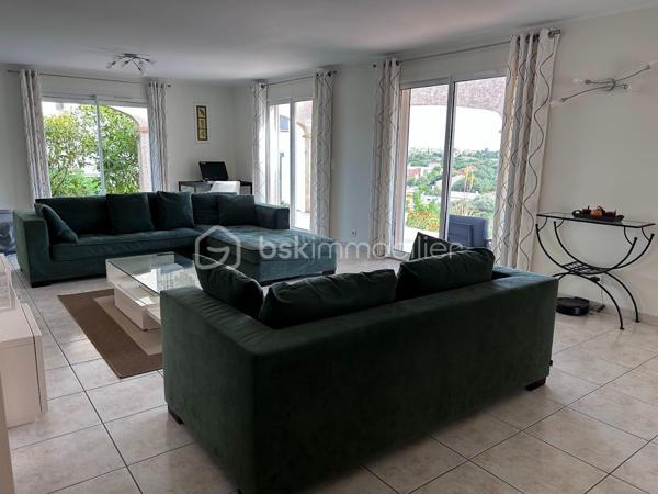 Et si votre nouvelle vie commençait face à la Méditerranée ?

À seulement 10 minutes de Leucate, découvrez cette superbe villa de 230 m², édifiée sur un terrain paysager de 1 300 m², où confort, élégance et panorama sur la mer se conjuguent à la perfection.

Aucun travaux à prévoir : il ne vous reste plus qu'à poser vos valises et profiter pleinement de ce cadre de vie privilégié.

Dès l'entrée, vous serez séduit par une spectaculaire pièce de vie de 68 m², baignée de lumière grâce à ses larges ouvertures. La cuisine contemporaine entièrement équipée, ouverte sur le séjour, crée un espace convivial idéal pour recevoir famille et amis. Cet ensemble s'ouvre directement sur une vaste terrasse avec piscine, véritable invitation à la détente, offrant une vue imprenable sur la mer.

Le rez-de-chaussée propose deux belles chambres ainsi qu'une salle de bains indépendante, permettant une vie de plain-pied particulièrement appréciée. À l'étage, deux chambres supplémentaires et une salle d'eau complètent harmonieusement l'espace nuit, offrant confort et intimité à vos proches.

À l'extérieur, tout a été pensé pour votre bien-être : jardin paysager soigneusement entretenu, garage, vaste sous-sol et stationnement pouvant accueillir deux véhicules.

Les points forts
Vue mer exceptionnelle.
Villa de 230 m² sur un terrain de 1 300 m².
Grande pièce de vie de 68 m² avec cuisine équipée.
Piscine et vaste terrasse.
Vie de plain-pied possible.
Garage, sous-sol et stationnements.
Aucun travaux à prévoir.
À seulement quelques minutes de Leucate et des plages.

Cette propriété s'adresse à une clientèle en quête d'une résidence principale ou secondaire alliant confort, sérénité et qualité de vie, dans l'un des secteurs les plus recherchés du littoral.

Pour organiser une visite et découvrir tous les atouts de cette propriété, contactez moi pour fixer un rendez vous.