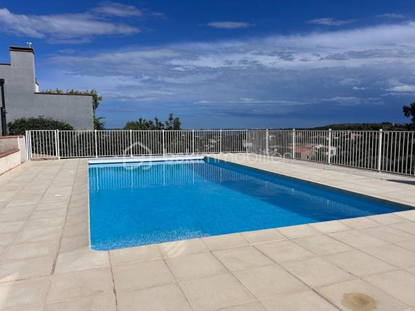 Et si votre nouvelle vie commençait face à la Méditerranée ?

À seulement 10 minutes de Leucate, découvrez cette superbe villa de 230 m², édifiée sur un terrain paysager de 1 300 m², où confort, élégance et panorama sur la mer se conjuguent à la perfection.

Aucun travaux à prévoir : il ne vous reste plus qu'à poser vos valises et profiter pleinement de ce cadre de vie privilégié.

Dès l'entrée, vous serez séduit par une spectaculaire pièce de vie de 68 m², baignée de lumière grâce à ses larges ouvertures. La cuisine contemporaine entièrement équipée, ouverte sur le séjour, crée un espace convivial idéal pour recevoir famille et amis. Cet ensemble s'ouvre directement sur une vaste terrasse avec piscine, véritable invitation à la détente, offrant une vue imprenable sur la mer.

Le rez-de-chaussée propose deux belles chambres ainsi qu'une salle de bains indépendante, permettant une vie de plain-pied particulièrement appréciée. À l'étage, deux chambres supplémentaires et une salle d'eau complètent harmonieusement l'espace nuit, offrant confort et intimité à vos proches.

À l'extérieur, tout a été pensé pour votre bien-être : jardin paysager soigneusement entretenu, garage, vaste sous-sol et stationnement pouvant accueillir deux véhicules.

Les points forts
Vue mer exceptionnelle.
Villa de 230 m² sur un terrain de 1 300 m².
Grande pièce de vie de 68 m² avec cuisine équipée.
Piscine et vaste terrasse.
Vie de plain-pied possible.
Garage, sous-sol et stationnements.
Aucun travaux à prévoir.
À seulement quelques minutes de Leucate et des plages.

Cette propriété s'adresse à une clientèle en quête d'une résidence principale ou secondaire alliant confort, sérénité et qualité de vie, dans l'un des secteurs les plus recherchés du littoral.

Pour organiser une visite et découvrir tous les atouts de cette propriété, contactez moi pour fixer un rendez vous.