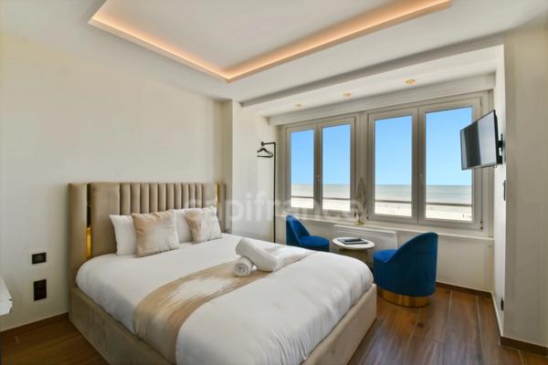EXCEPTIONNEL FRONT DE MER – BIEN D’EXCEPTION VENDU MEUBLÉ & DÉCORÉ AVEC GARAGE