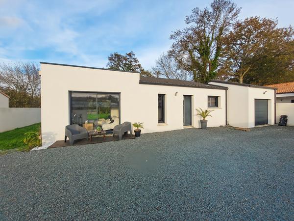 Maison lumineuse construite en 2016 sur 570 m² de terrain !