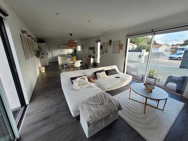 Maison lumineuse construite en 2016 sur 570 m² de terrain !