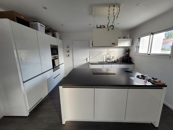 Maison lumineuse construite en 2016 sur 570 m² de terrain !