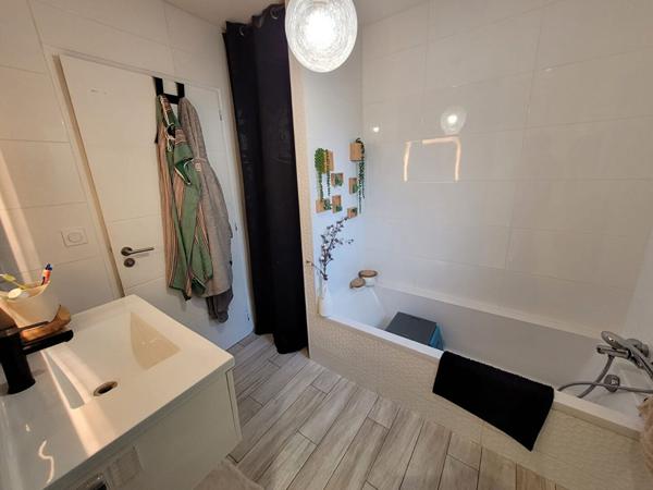 Maison lumineuse construite en 2016 sur 570 m² de terrain !