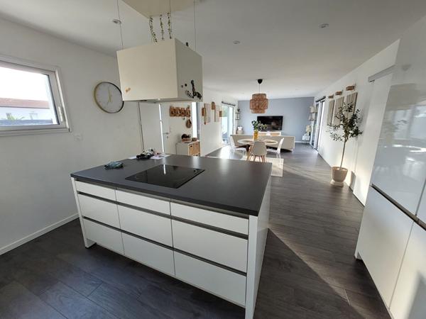 Maison lumineuse construite en 2016 sur 570 m² de terrain !