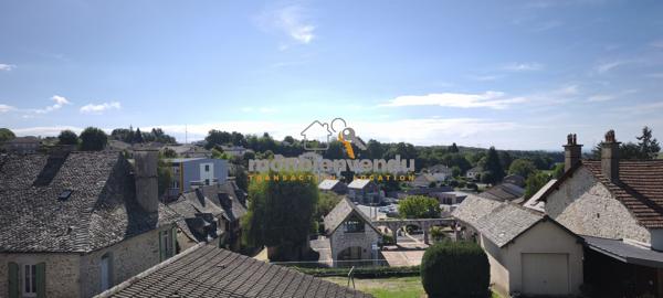 Petit immeuble individuel avec travaux à finir, fort potentiel