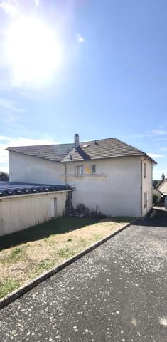 Petit immeuble individuel avec travaux à finir, fort potentiel