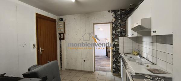 Petit immeuble individuel avec travaux à finir, fort potentiel