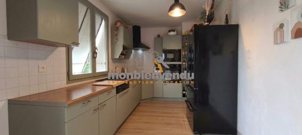 Petit immeuble individuel avec travaux à finir, fort potentiel