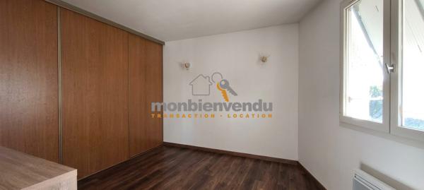 Petit immeuble individuel avec travaux à finir, fort potentiel