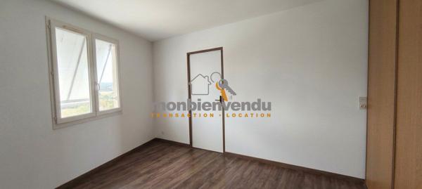 Petit immeuble individuel avec travaux à finir, fort potentiel