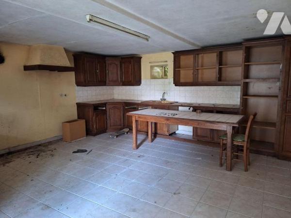 Fermette à rénover, comprenant :
- au rez de chaussée : entrée, cuisine, séjour salon, deux ch...