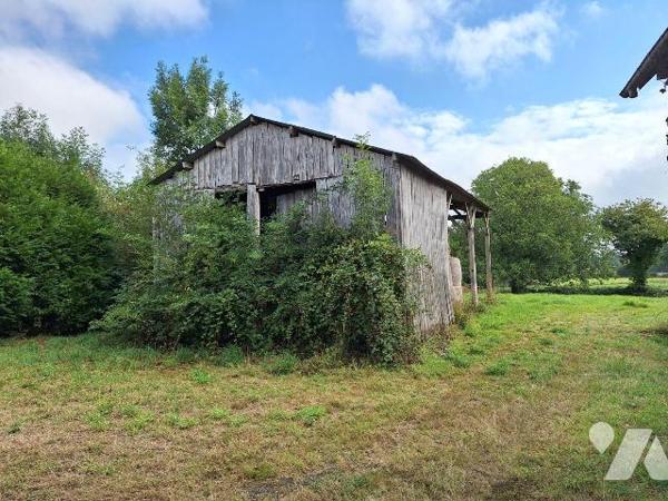 Fermette à rénover, comprenant :
- au rez de chaussée : entrée, cuisine, séjour salon, deux ch...