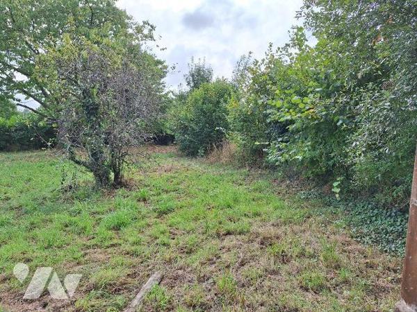 Fermette à rénover, comprenant :
- au rez de chaussée : entrée, cuisine, séjour salon, deux ch...