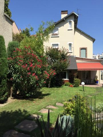 Maison de ville hyper centre Tarbes Brauhauban 5 chambres,260M2 habitables, garage, dépendances, jardin 655M2.