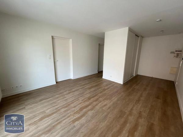 Appartement à louer 2 pièces 45.77m² Laval (53000)